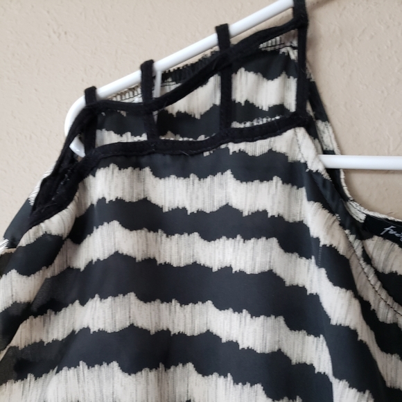 Foreign Exchange Top - Picture 2 of 5